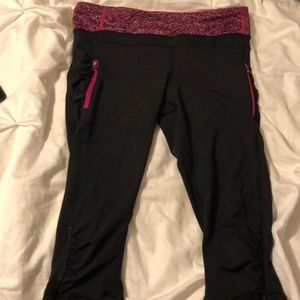 black and hot pink Lululemon cropped leggings